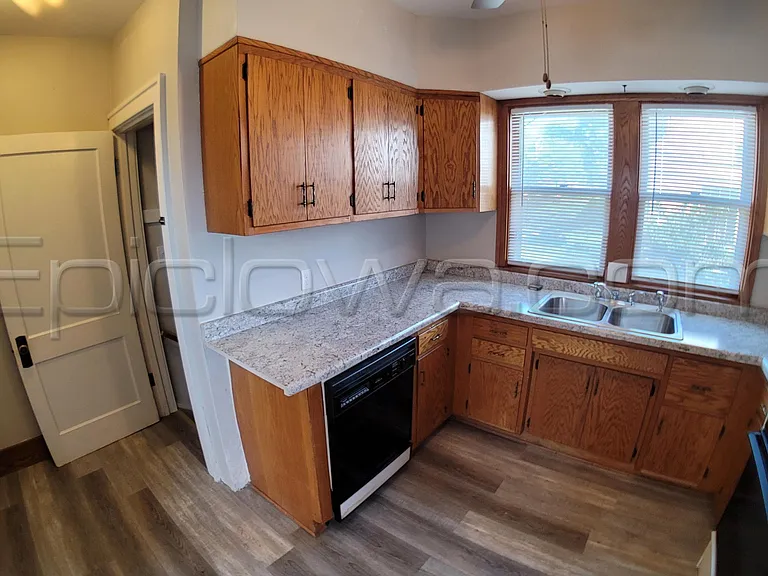 1112 Maplewood Dr NE — Photo 4