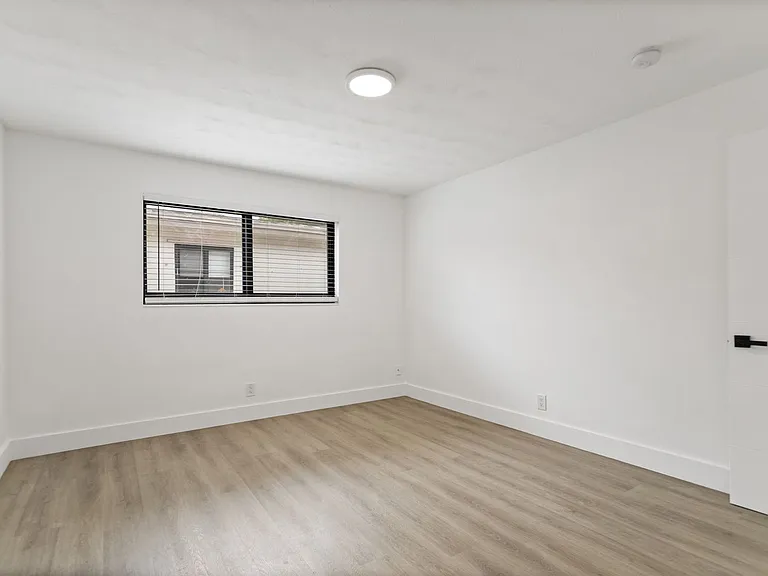 3743 NE 16th Ter — Photo 24
