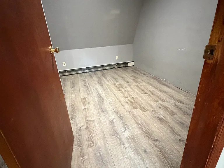 229 Oxford Ave — Photo 4