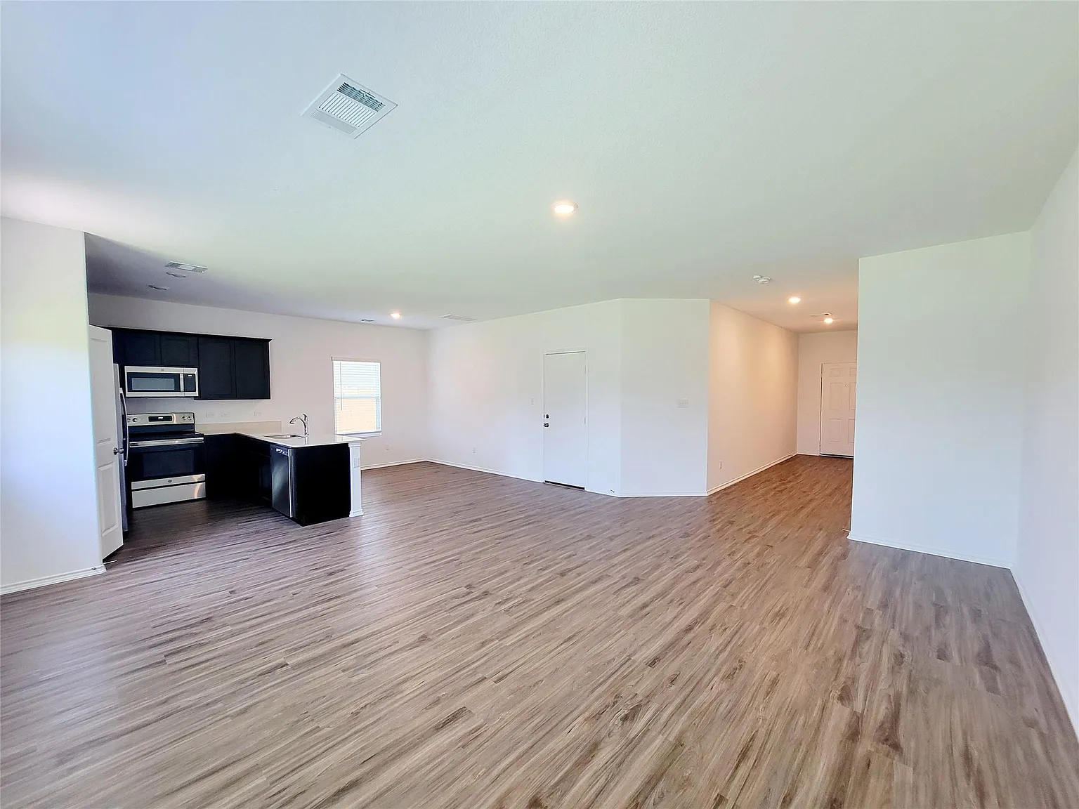 4 bed, 2.5 bath, 1687 sqft, $1,995 — Photo 3