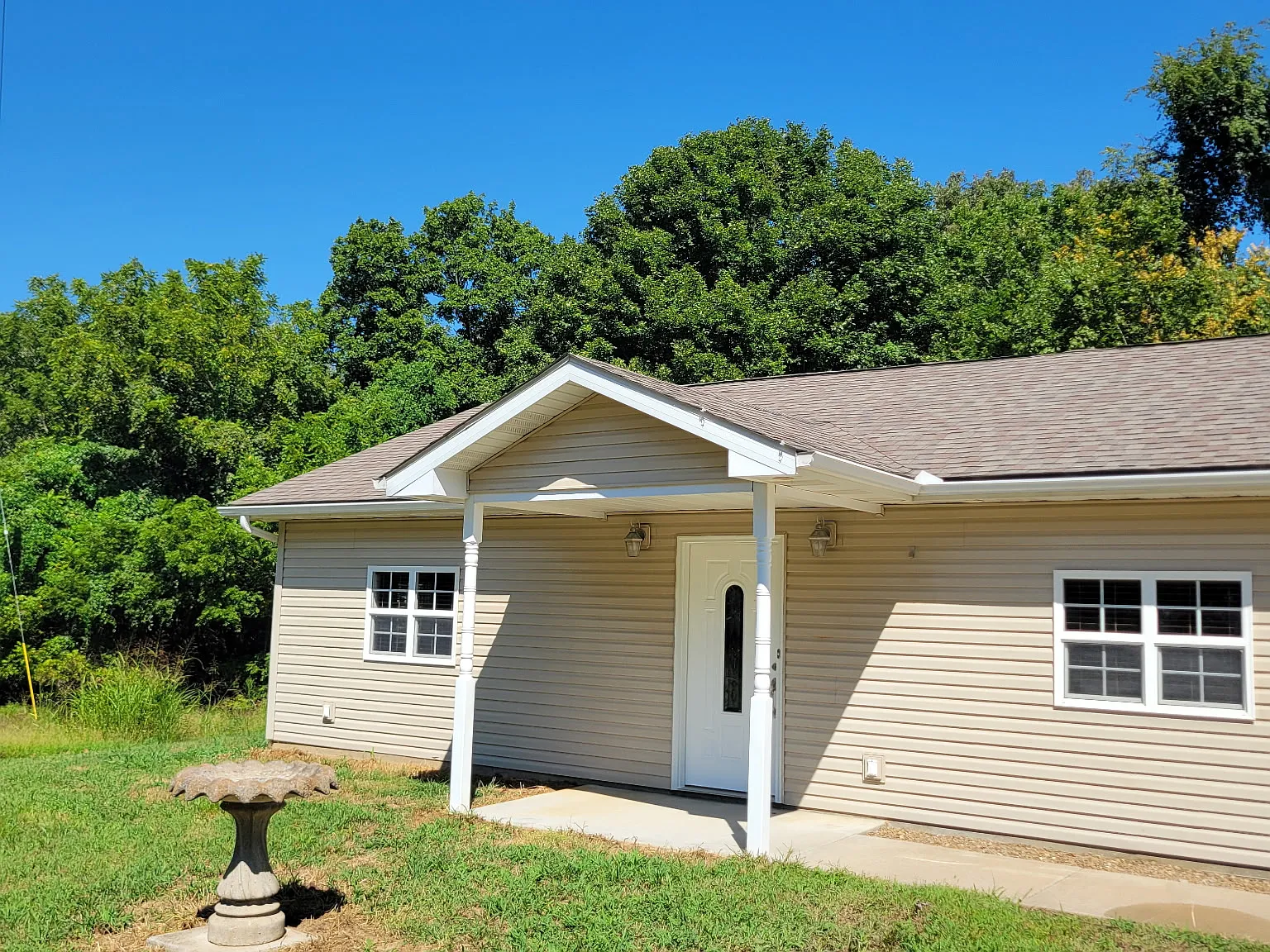 3bd/1ba home for rent w/ a country feel just outside of Jackson city limits — Photo 2