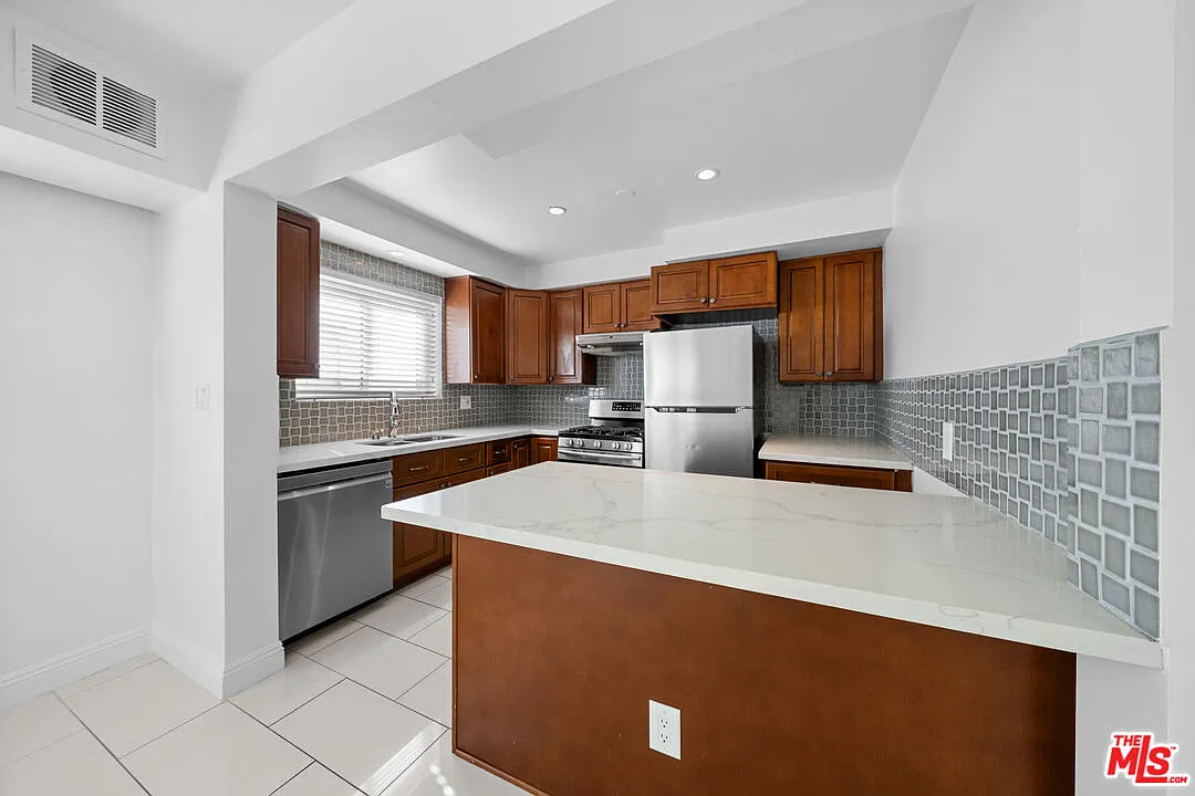 2 bed, 2.0 bath, $4,400 — Photo 4