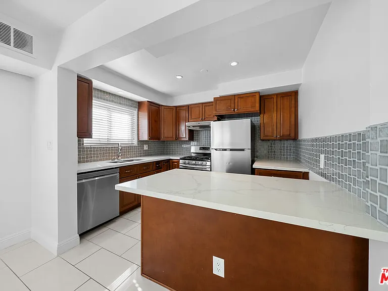 148 S Reeves Dr #4 — Photo 4