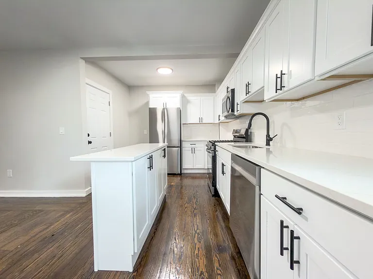 560 Howard Ave — Photo 30