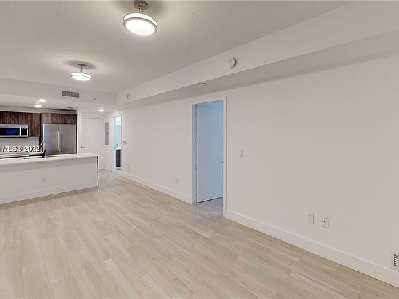 4th image of 488 NE 18th St Unit 904