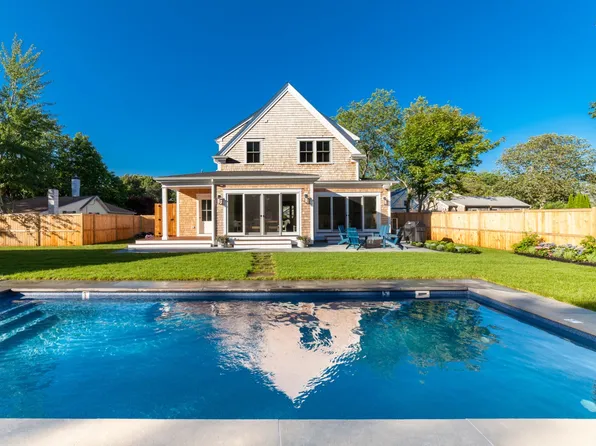 38 Pinehurst Rd, Edgartown, MA 02539