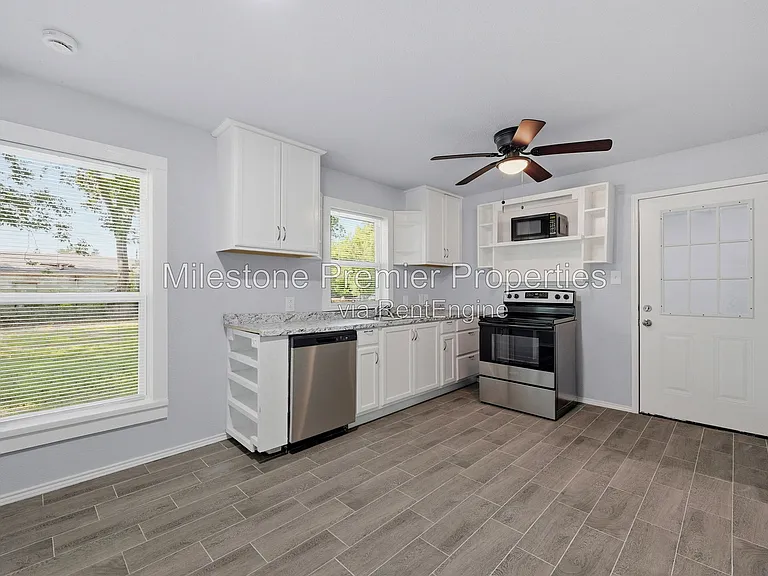 718 W Belden St — Photo 12