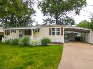 21 West Dr, Olmsted Falls, OH 44138