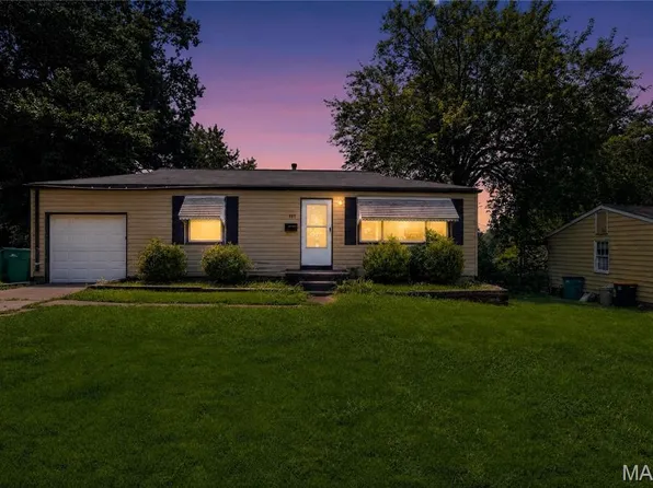 636 Science Hill Dr, Saint Louis, MO 63137