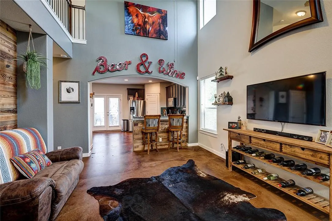 3 bed, 2.5 bath, 1977 sqft, $2,600 — Photo 2