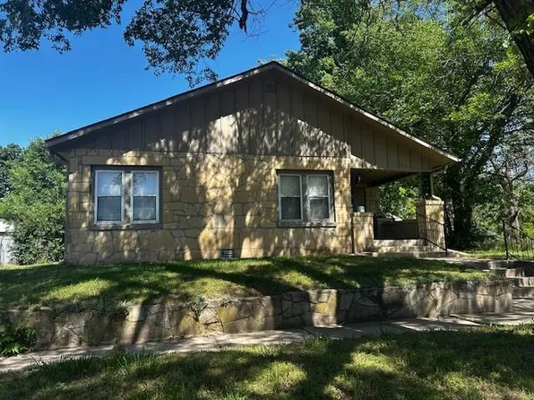 614 N 5th St, Arkansas City, KS 67005