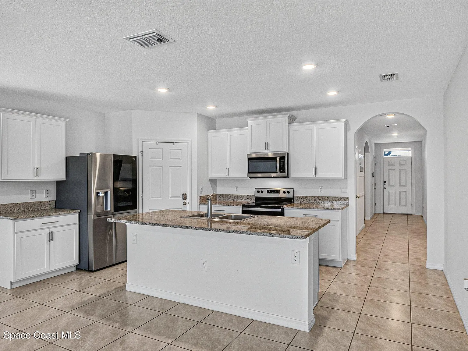 4 bed, 2.0 bath, 1918 sqft, $2,350 — Photo 4