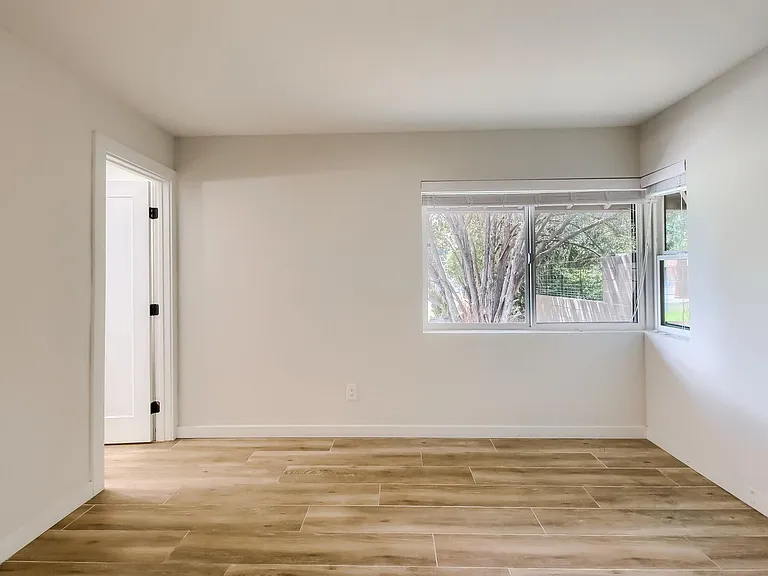 1402 W Berridge Ln — Photo 27