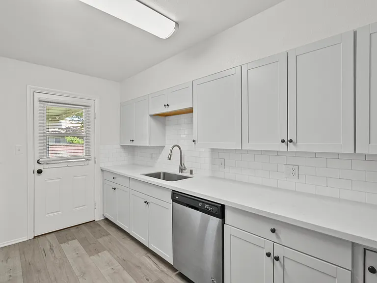 809 W Avenue J10 — Photo 9
