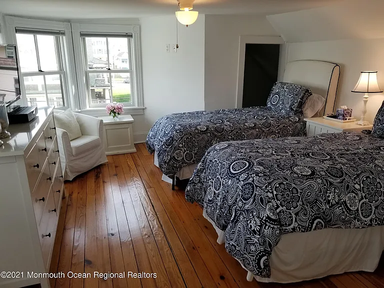 6 Heck Ave — Photo 13