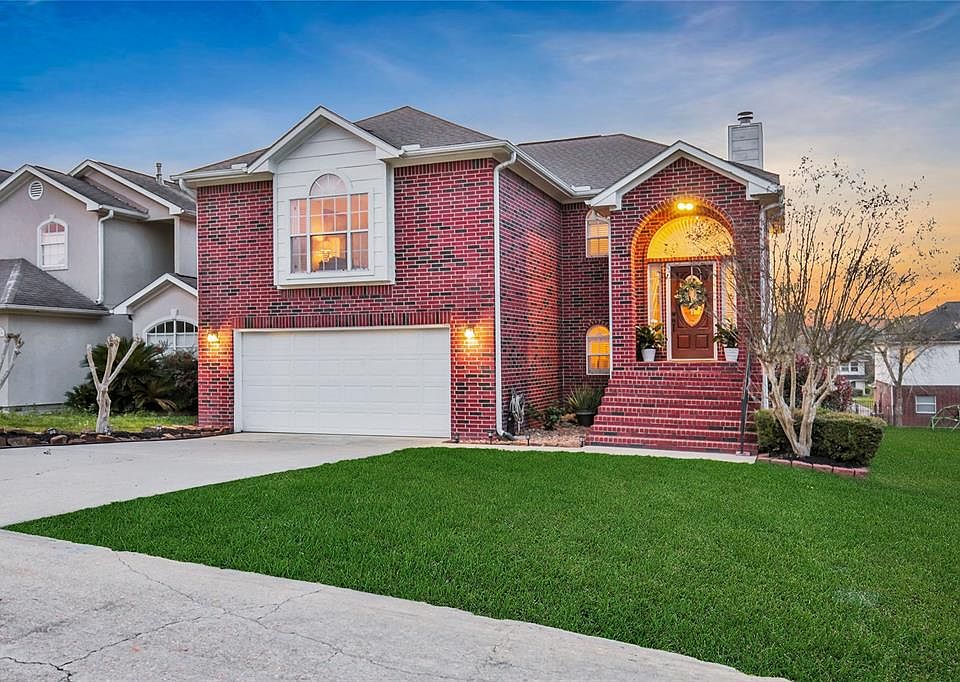 1st image of 137 Cove Cir