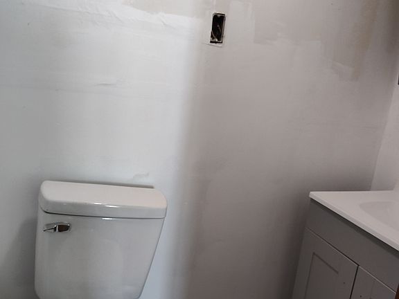 5th image of 148 Rosalyn Ct #204B