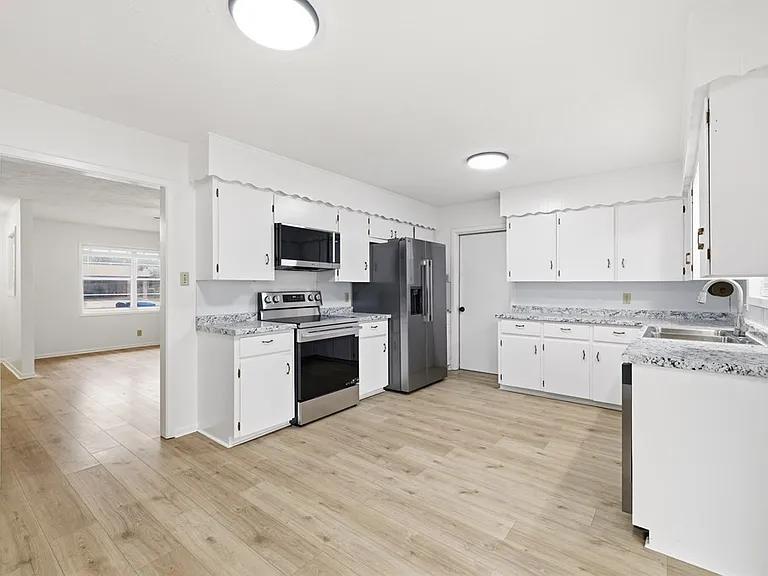 301 N Manor Dr #B — Photo 5