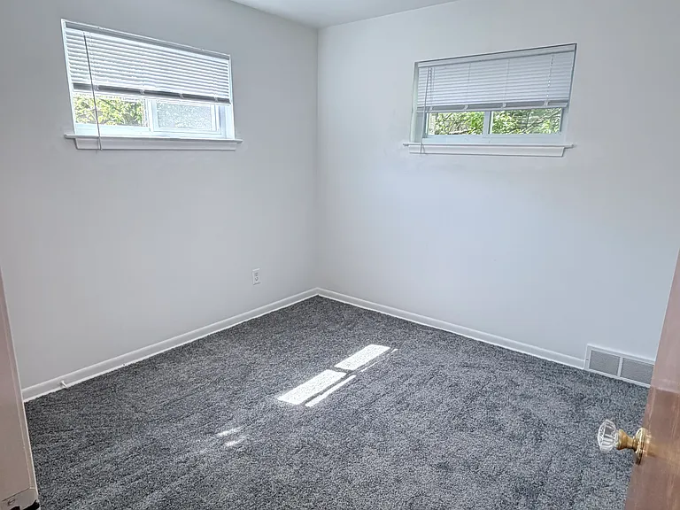 16101 Salem St — Photo 9