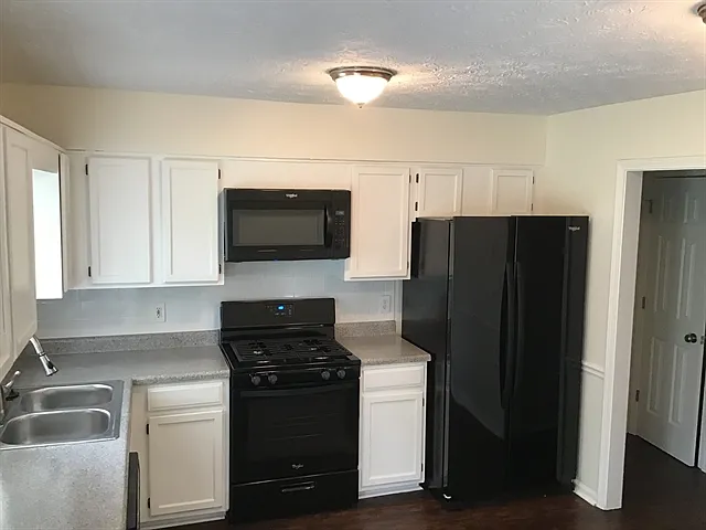 4 bed, 2.5 bath, 1676 sqft, $2,225 — Photo 3