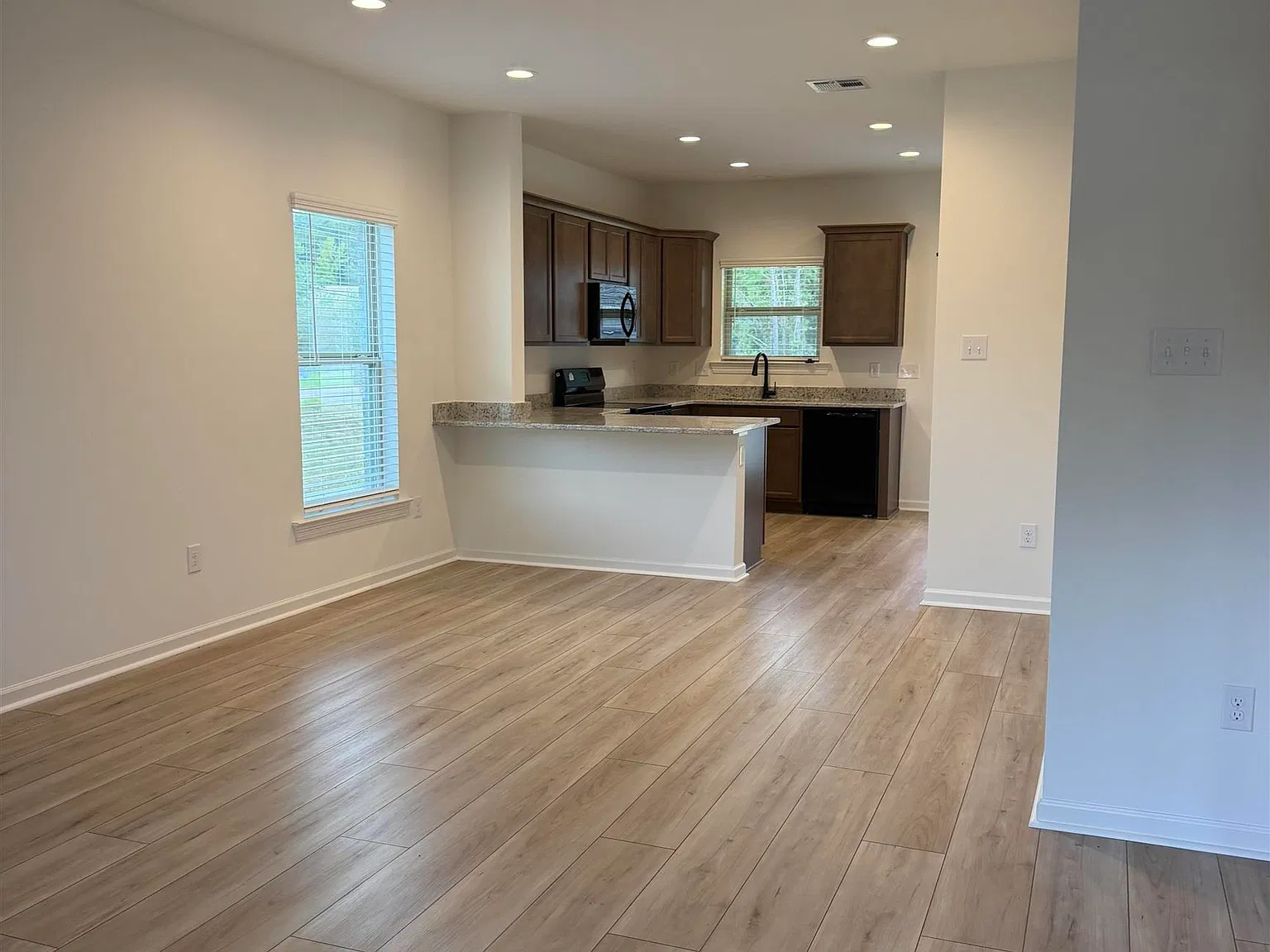 3 bed, 1356 sqft, $1,700 — Photo 2