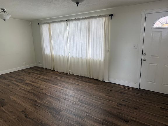 Laminate floor in the front room