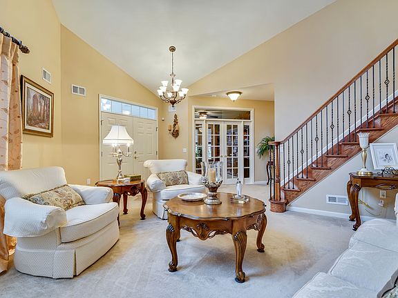 3rd image of 535 Bennington Ln