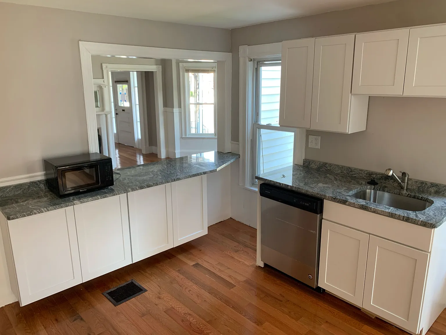 3 bed, 2000 sqft, $3,300 — Photo 4