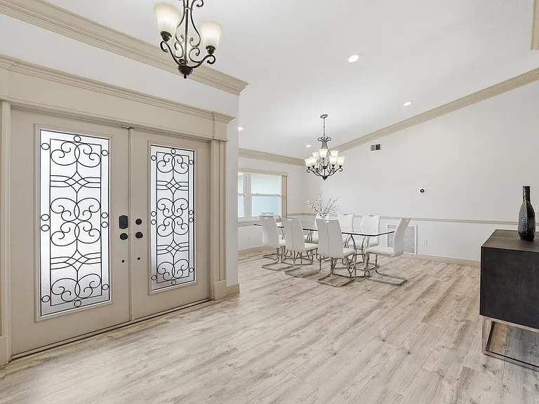 15600 Rolling Meadows Cir — Photo 2