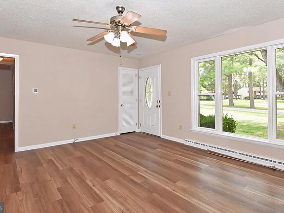 4th image of 612 Regency Dr