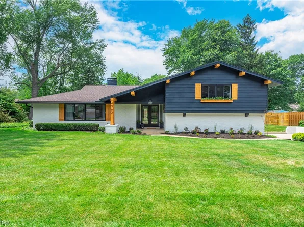 4060 Diane Dr, Fairview Park, OH 44126