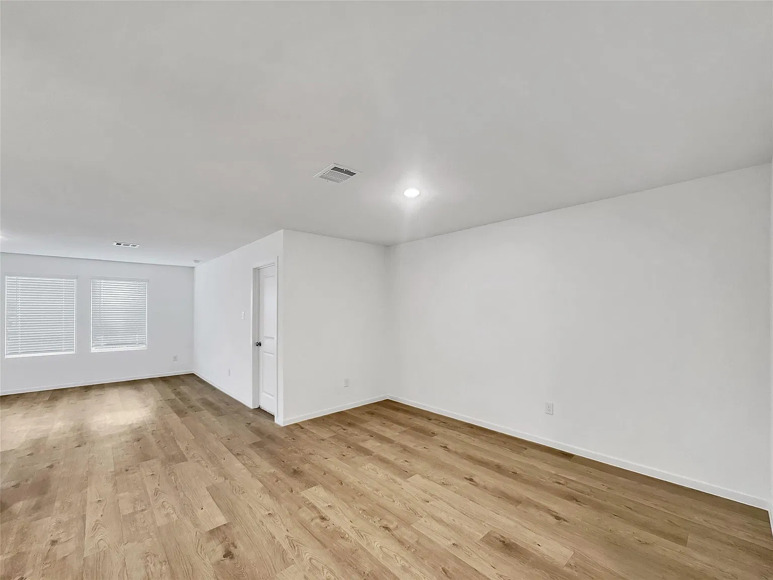 4 bed, 2.0 bath, 1776 sqft, $2,100 — Photo 2