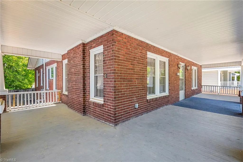 4 bed, 2.5 bath, 2205 sqft, $1,800 — Photo 4