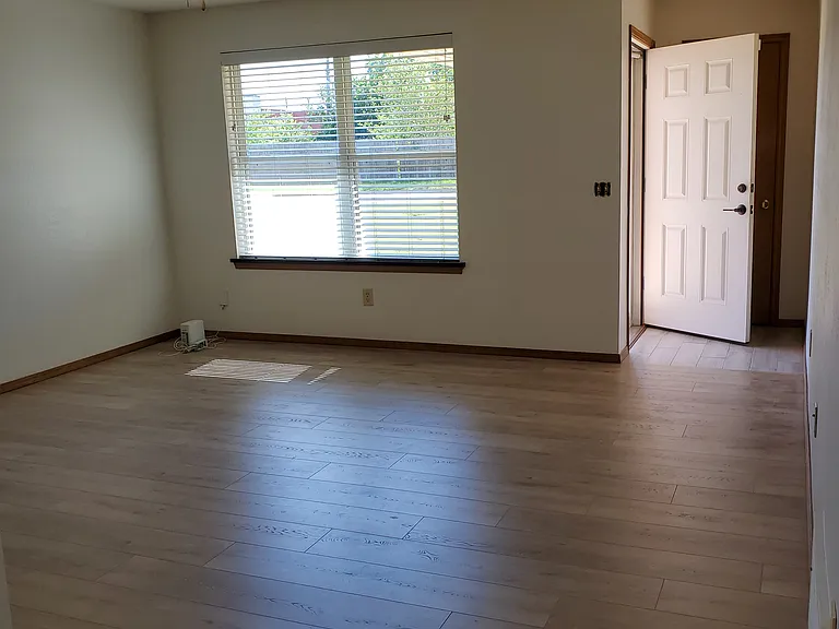 10904 N Lee Ave — Photo 3