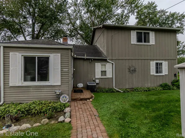 9393 Boncrest St, Commerce Township, MI 48382