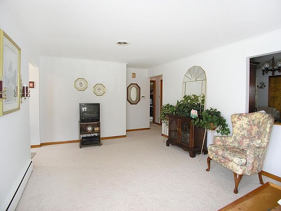 5th image of 754 E 157th Pl