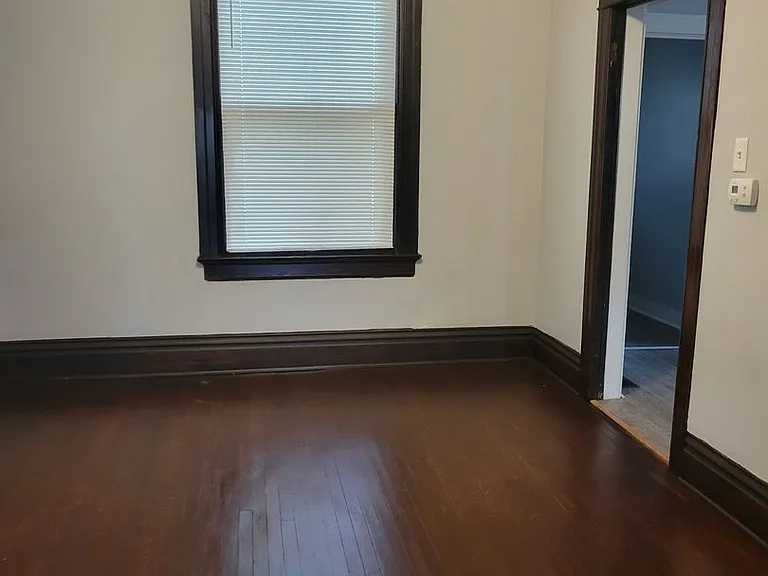 438 E Creighton Ave — Photo 3