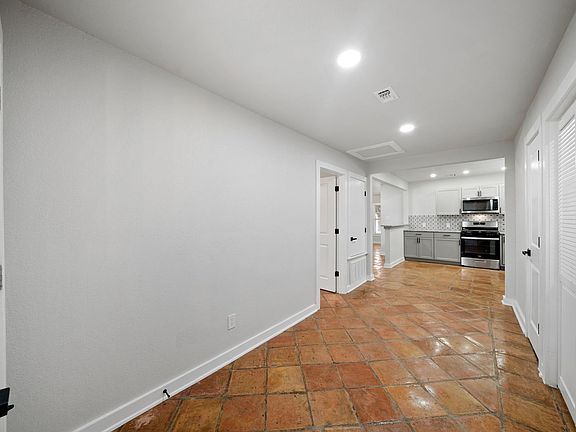 4th image of 1046 Hillcrest Dr
