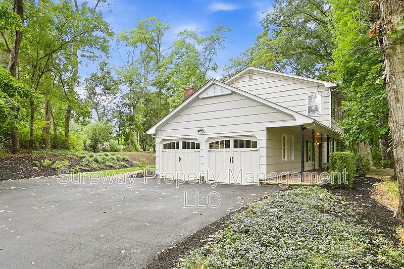 4 bed, 2.5 bath, 3200 sqft, $5,400 — Photo 2