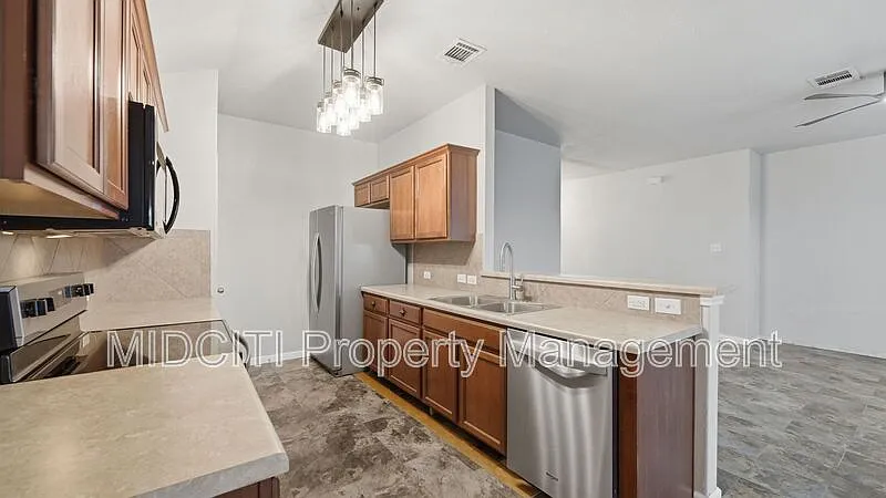 3 bed, 2.0 bath, 1363 sqft, $1,600 — Photo 3