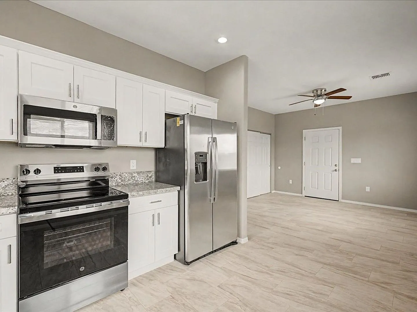 Price Reduction! $500 Off First Full Month's Rent! — Photo 1
