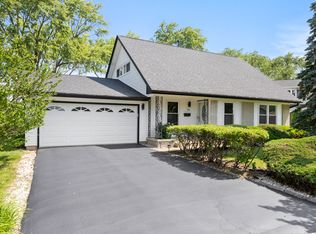 326 Dorchester Ln, Elk Grove Village, IL 60007