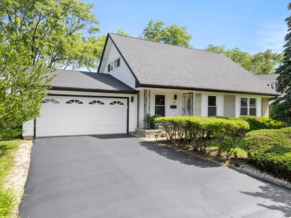 326 Dorchester Ln, Elk Grove Village, IL 60007