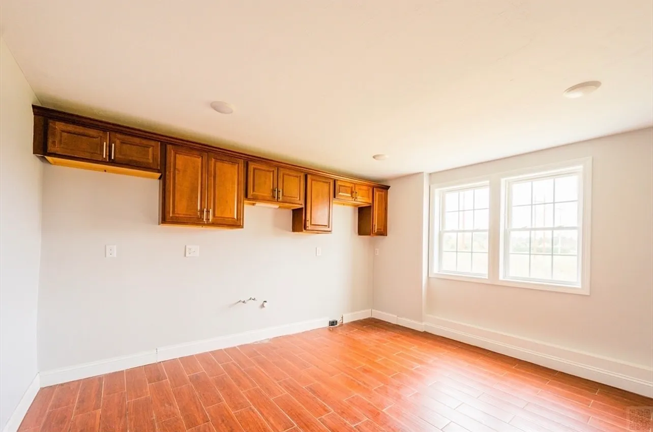 5 bed, 3500 sqft, $5,000 — Photo 2