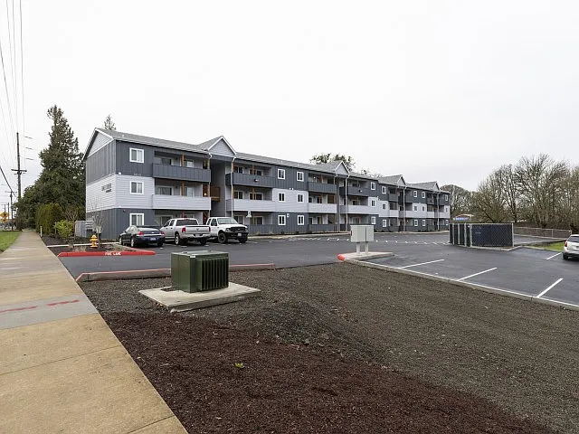 108 N Trade St — Photo 11