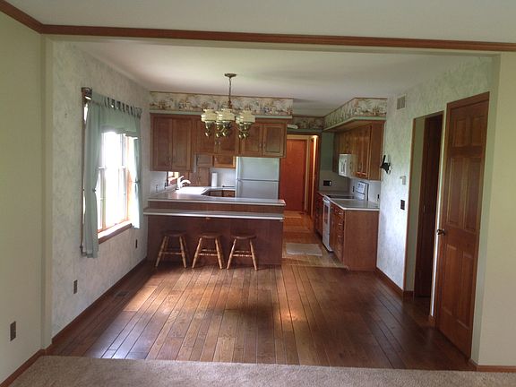 Dining area with bar