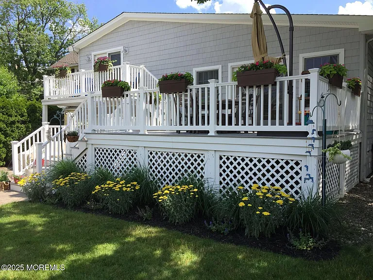 330 Sylvania Ave — Photo 37