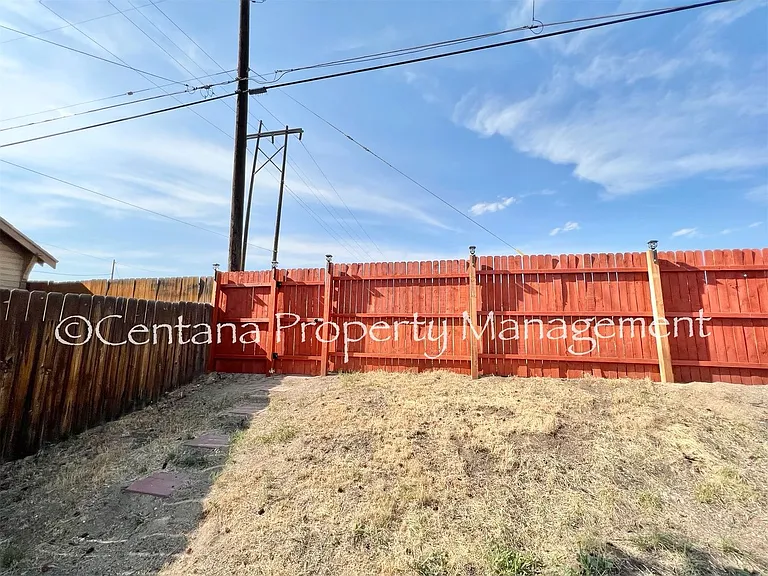 1305 E 2nd St — Photo 35