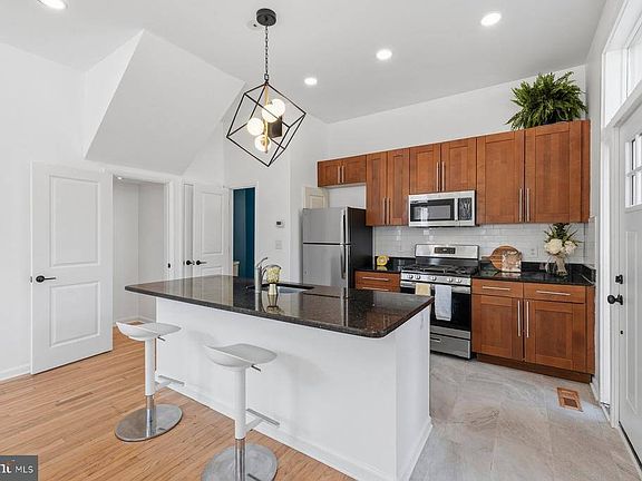 4th image of 642 15th St NE #2