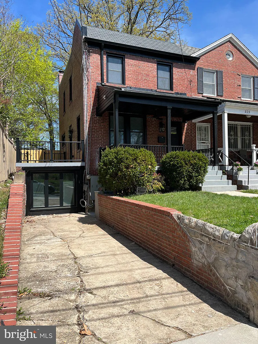 Building Photo - 327 Whittier St NW #A